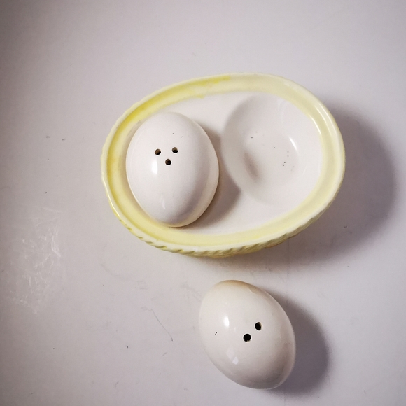 Vintage Ceramic Giftcraft Eggs on a Basket Salt and Pepper Shakers - Picture 10 of 16